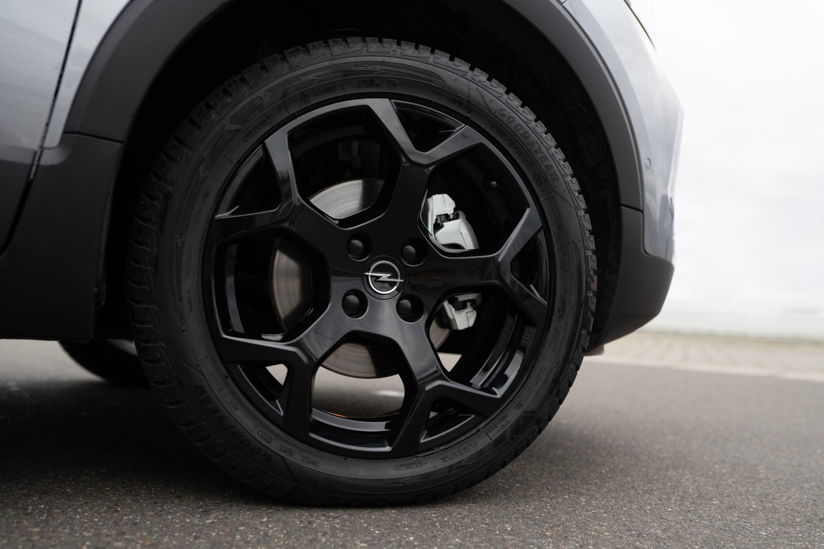 Rueda del Opel Crossland destacando sus rines de aleación negros.