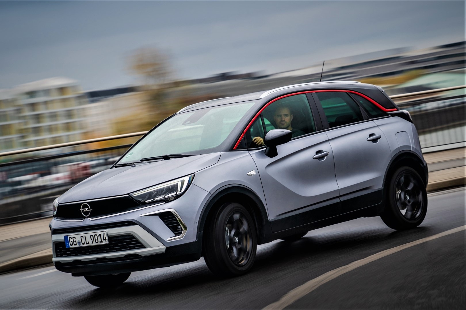 Silueta del Opel Crossland destacando en una escena urbana.