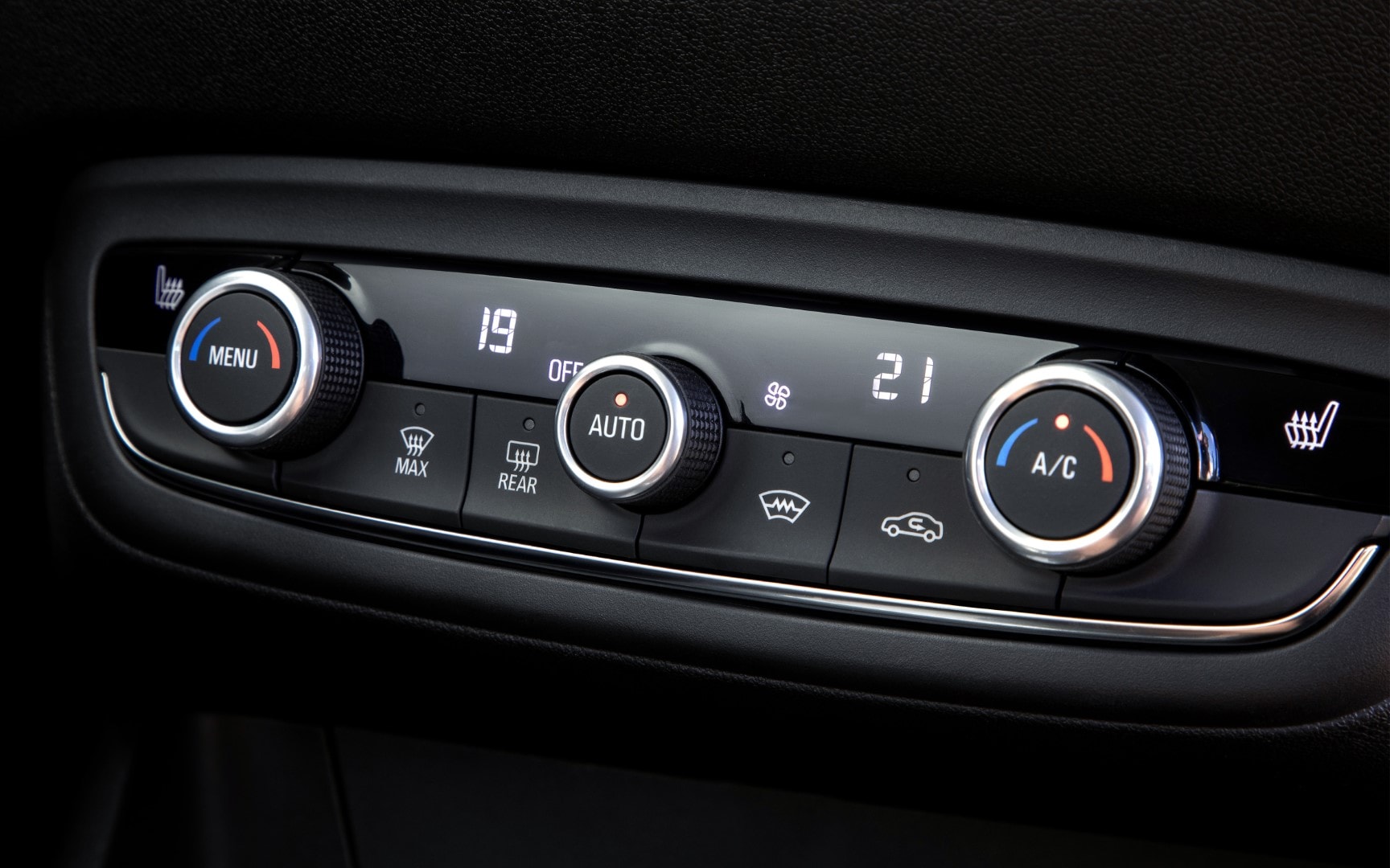 Control de climatización bizona del Opel Crossland con acabados refinados.