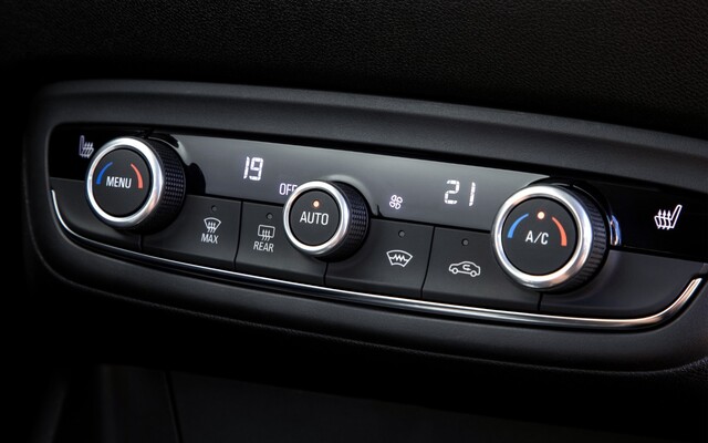 Control de climatización bizona del Opel Crossland con acabados refinados. Control de climatización bizona del Opel Crossland con acabados refinados.