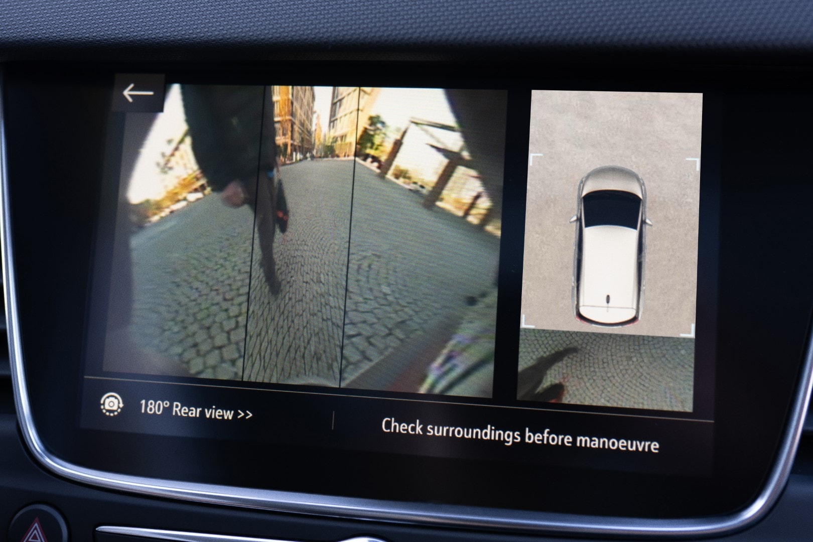 Pantalla del sistema de entretenimiento y cámara de reversa.