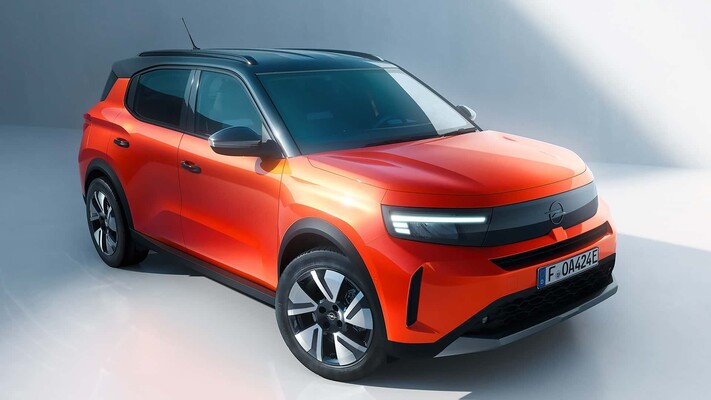 Vista angular delantera del Opel Frontera, destacando su diseño robusto. Vista angular delantera del Opel Frontera, destacando su diseño robusto.