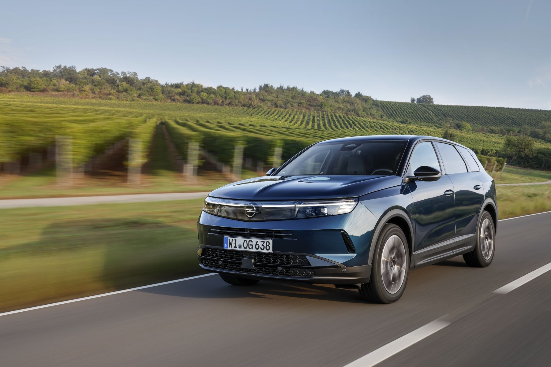 Vista dinámica del Opel Grandland Híbrido, mostrando su elegante diseño