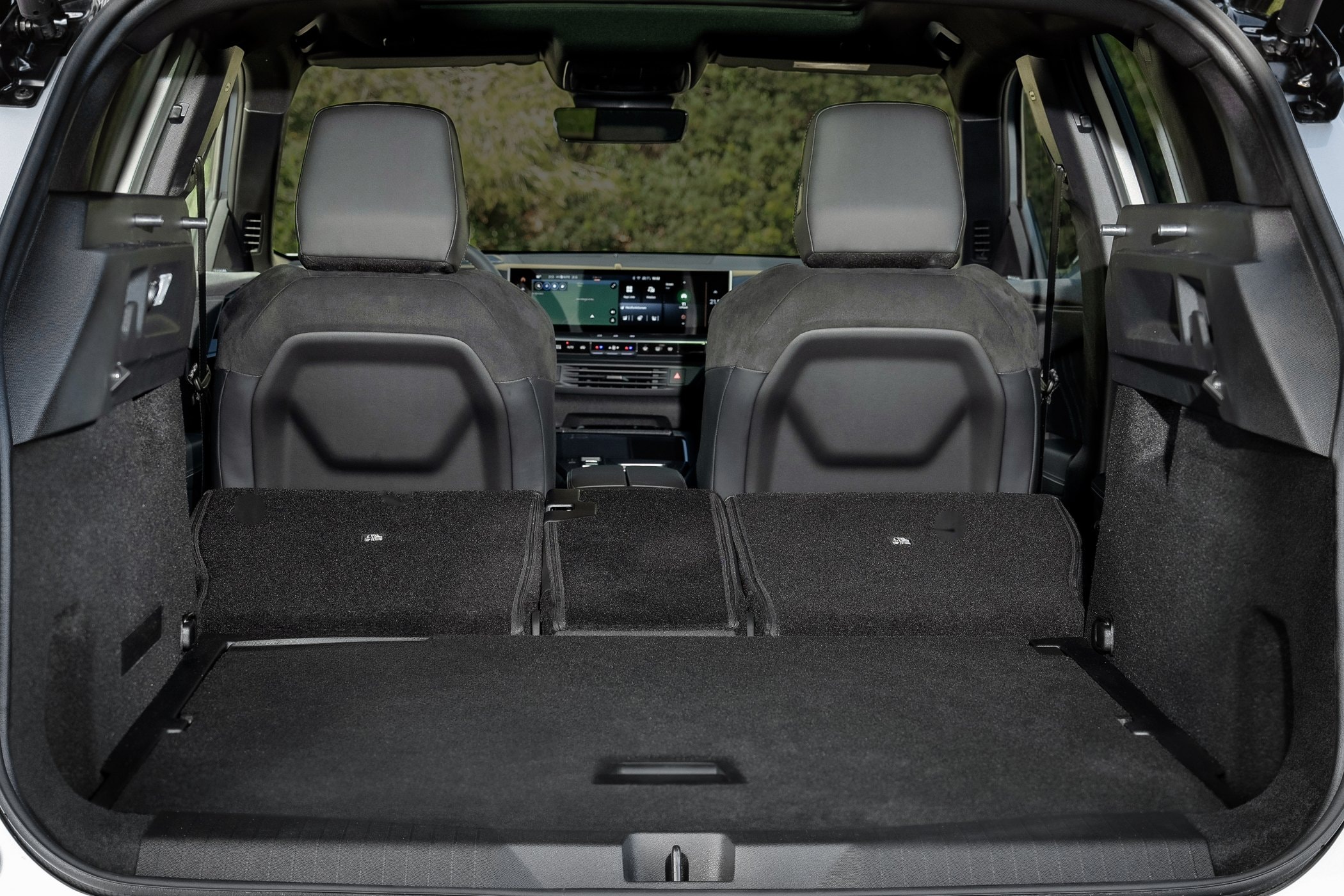 Frontal del Opel Grandland híbrido, mostrando su parrilla distintiva y faros LEDs.