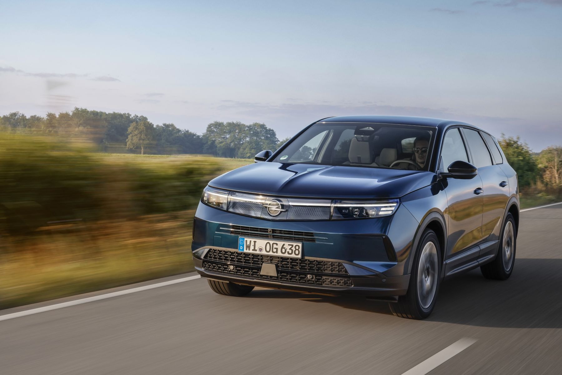 Opel Grandland Híbrido en un entorno natural, destacando su línea atlética