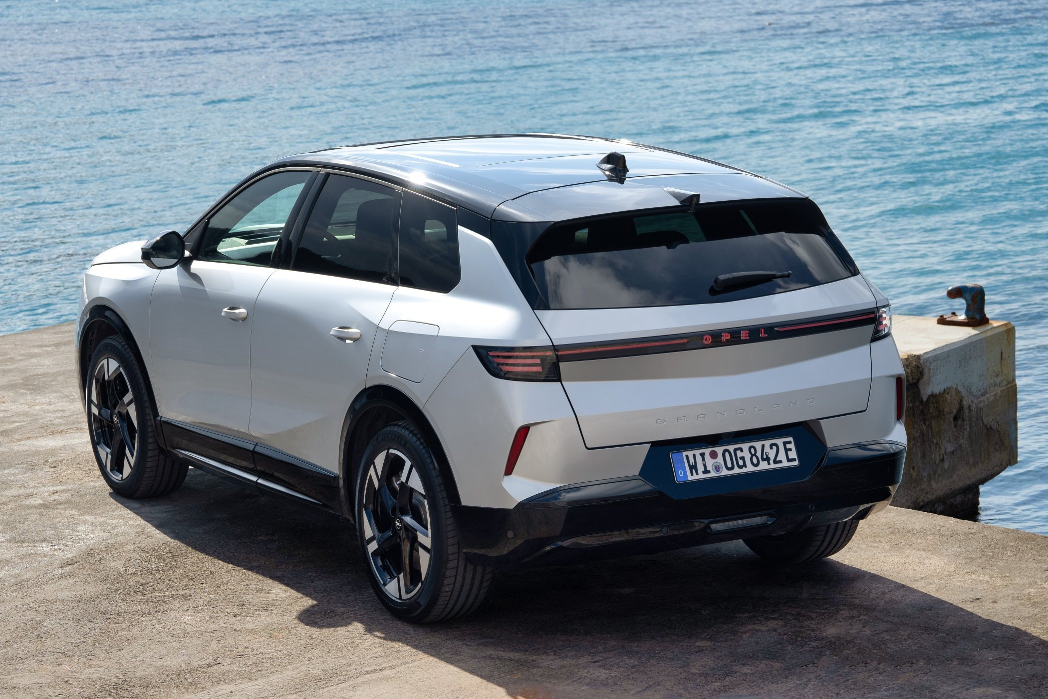 Interior del Opel Grandland híbrido, destaca su tecnología avanzada y comodidad.