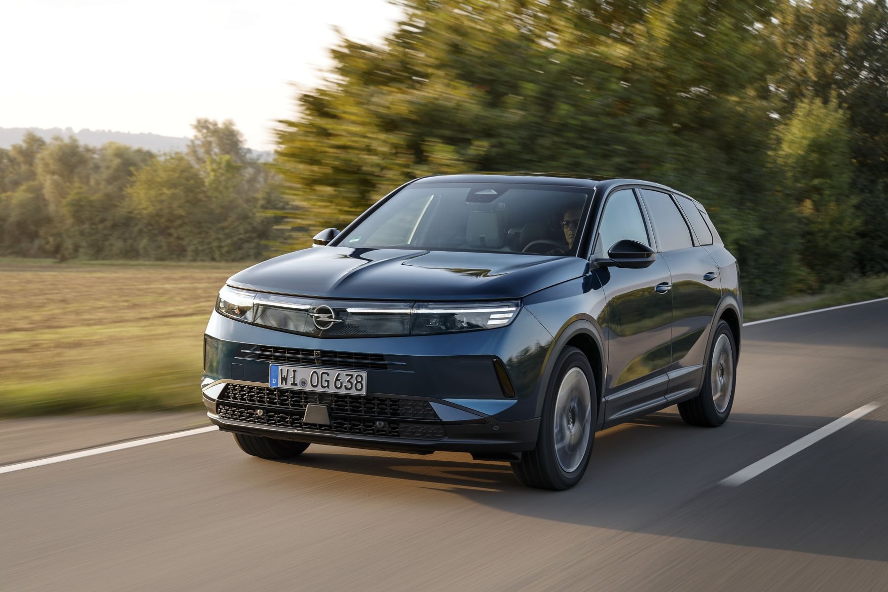 Frontal del Opel Grandland Híbrido, resaltando su parrilla distintiva