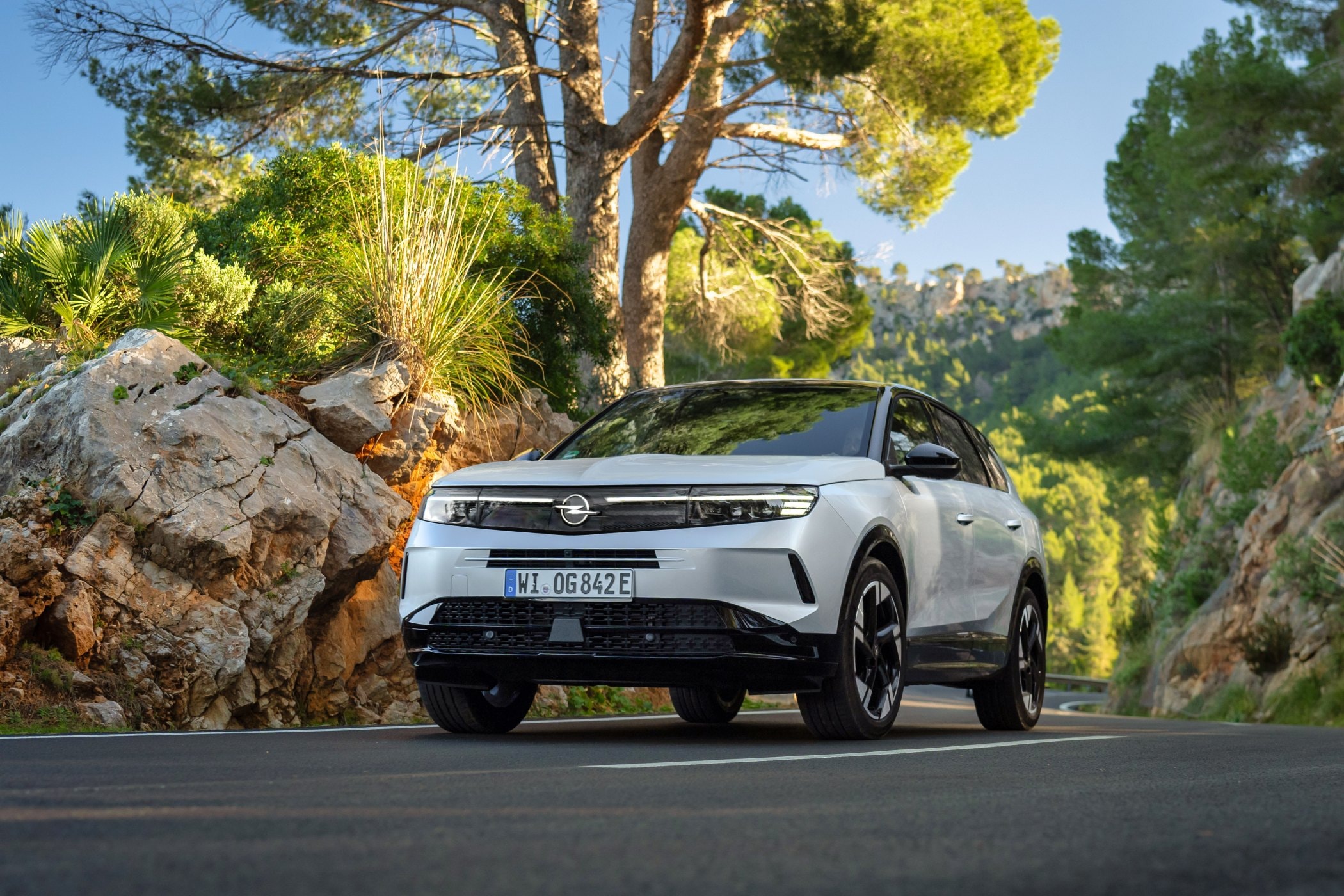 Vista trasera del Opel Grandland híbrido, con líneas elegantes y aerodinámicas.