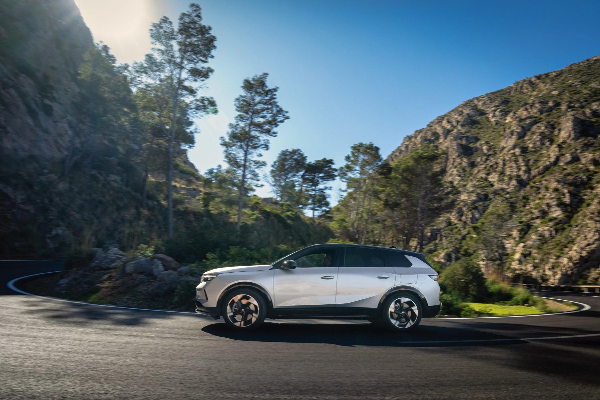 Frontal dinámico del Opel Grandland híbrido, ideal para la ciudad y aventura.