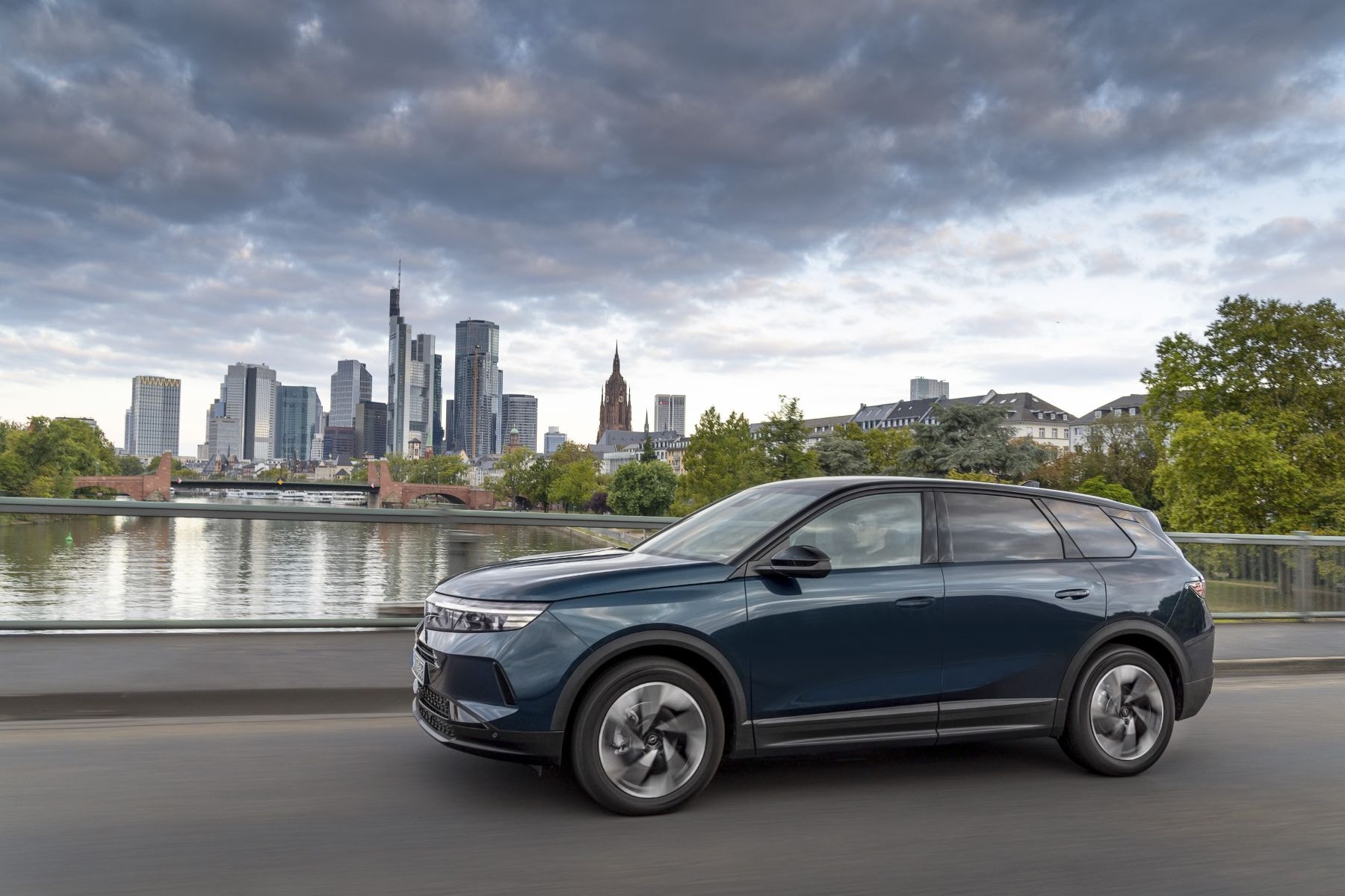 Vista trasera del Opel Grandland Híbrido, mostrando su moderno diseño