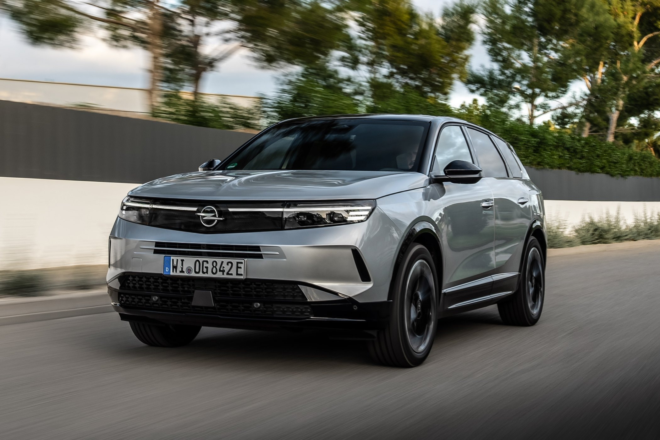 Perfil lateral del Opel Grandland híbrido, combinando estilo y robustez.