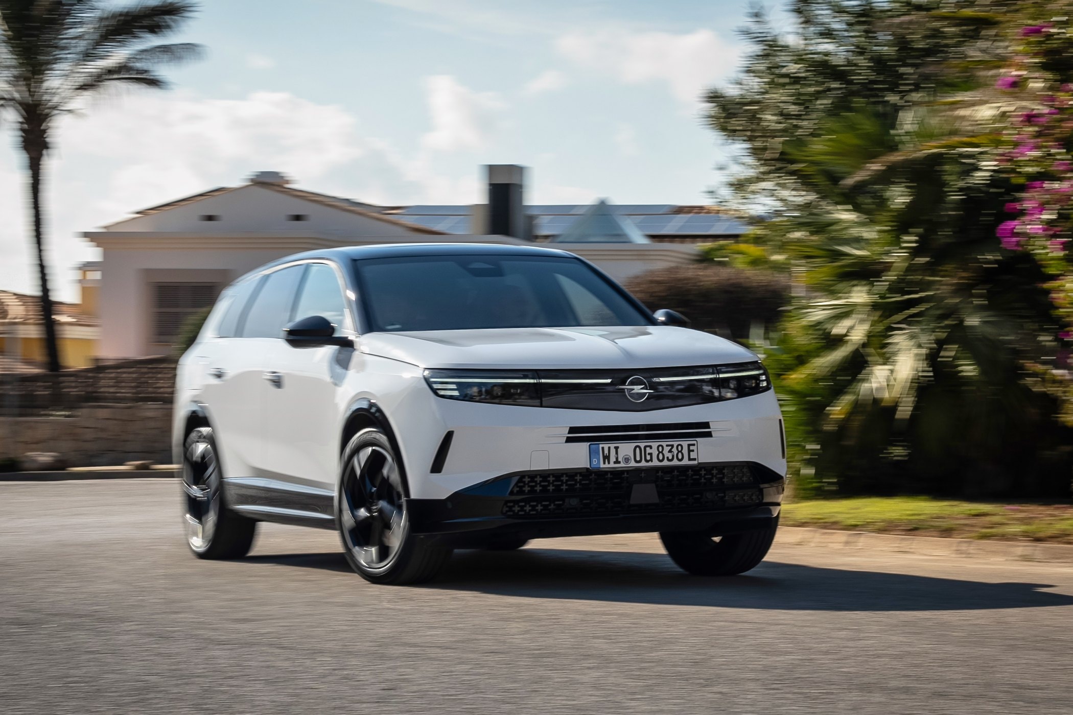 Vista lateral en ruta del Opel Grandland híbrido, ideal para disfrutar del paisaje.