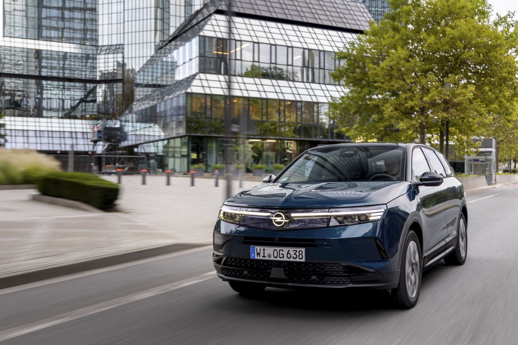 Vista trasera del Opel Grandland Híbrido, con un entorno urbano