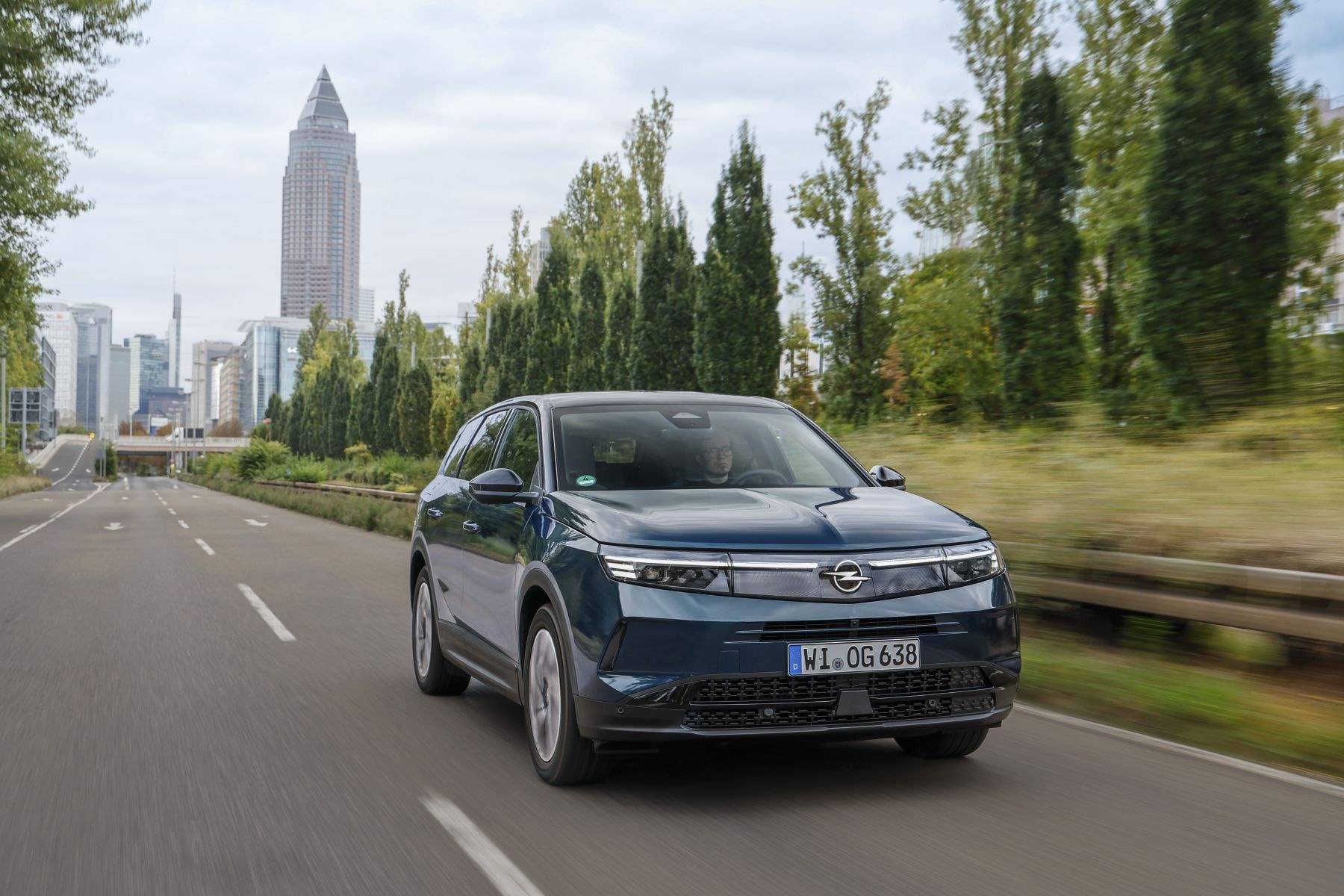 El Grandland Híbrido avanzando por la ciudad, demostrando su versatilidad