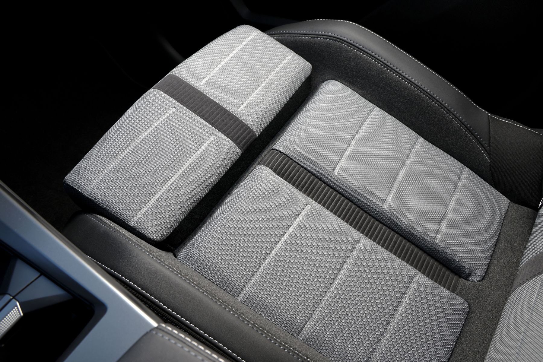 Asientos delanteros del Opel Grandland Híbrido, combinando confort y estilo.