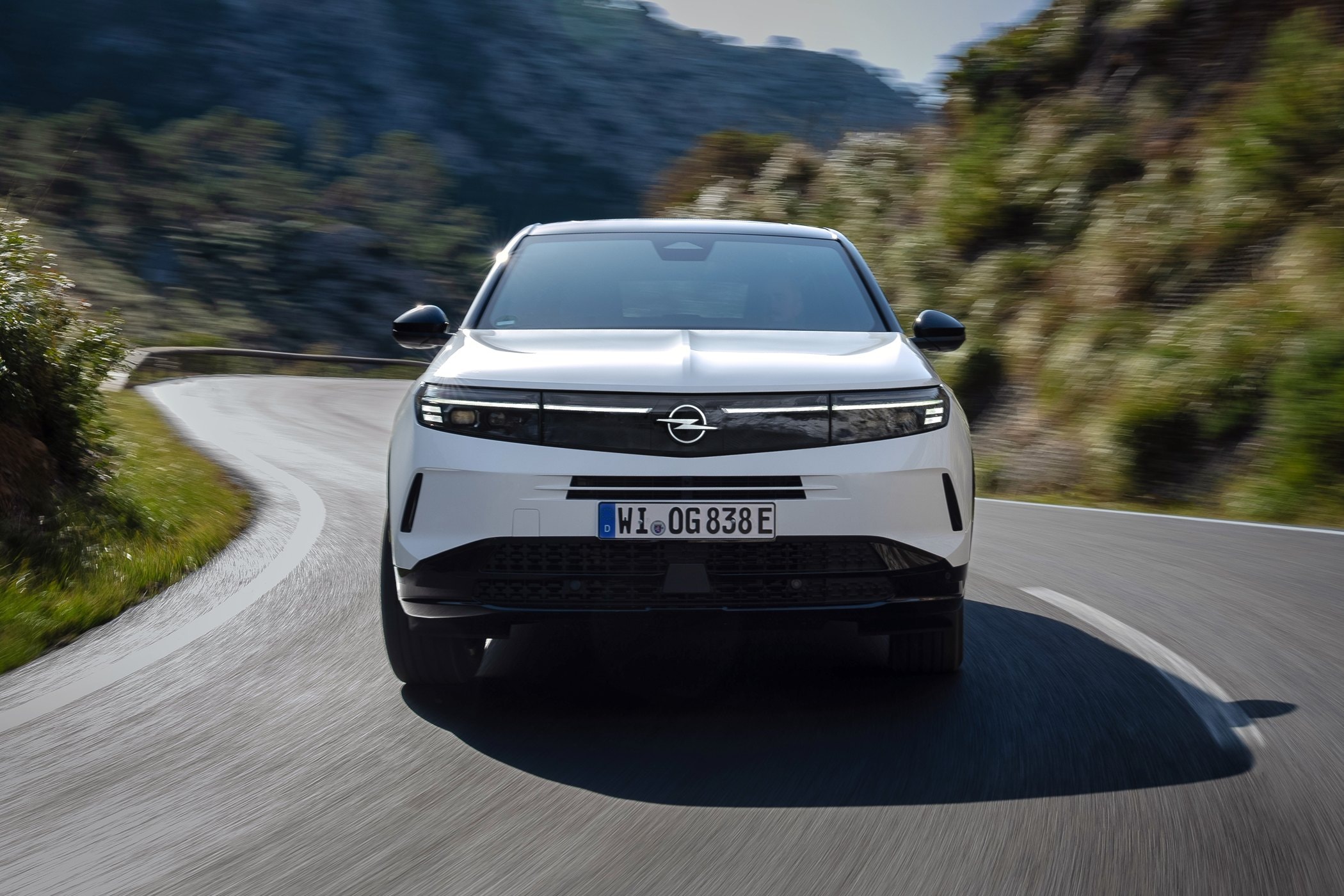 Vista frontal del Opel Grandland Híbrido, muestra su diseño moderno y aerodinámico.