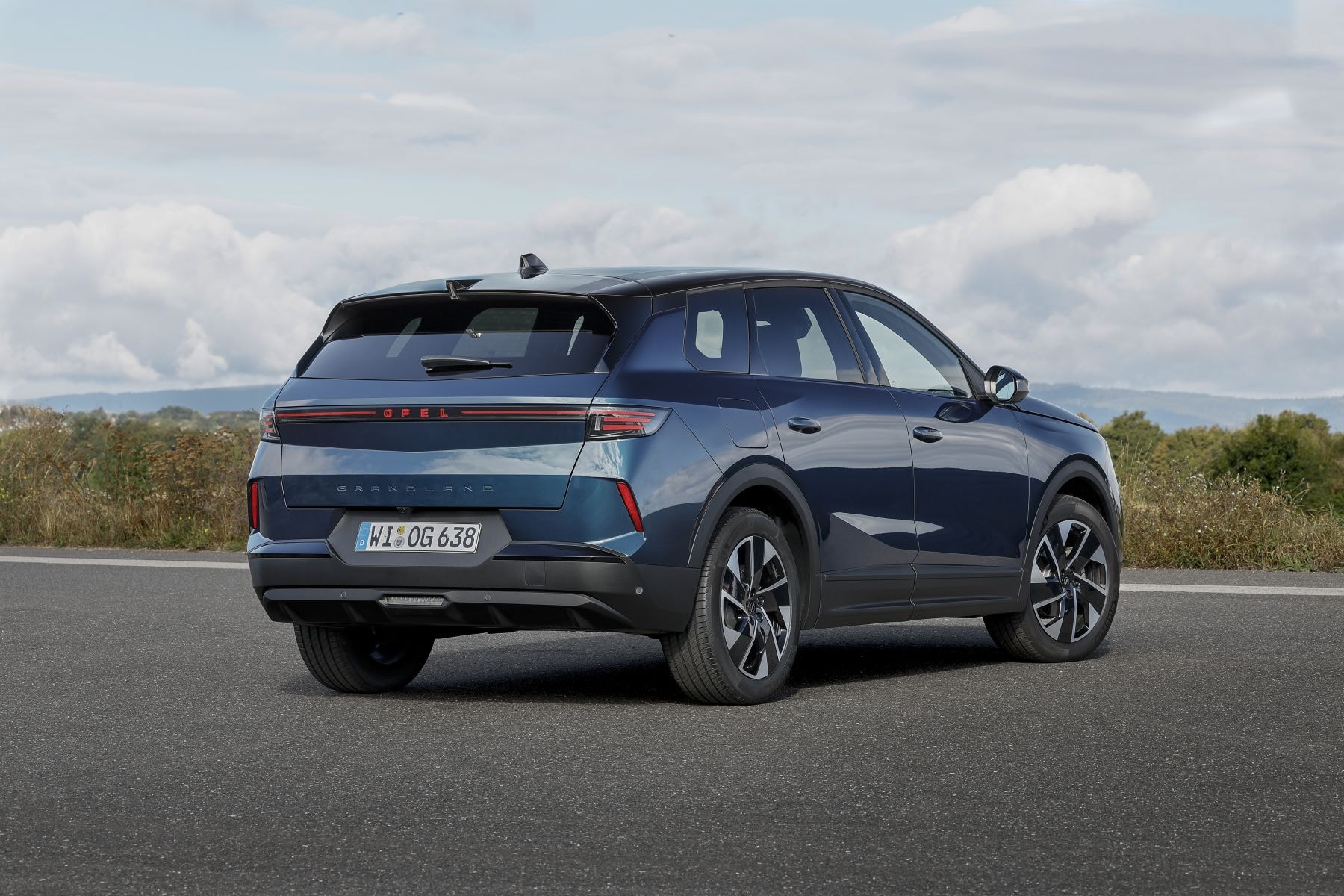 Vista frontal del Opel Grandland Híbrido, mostrando su diseño moderno.