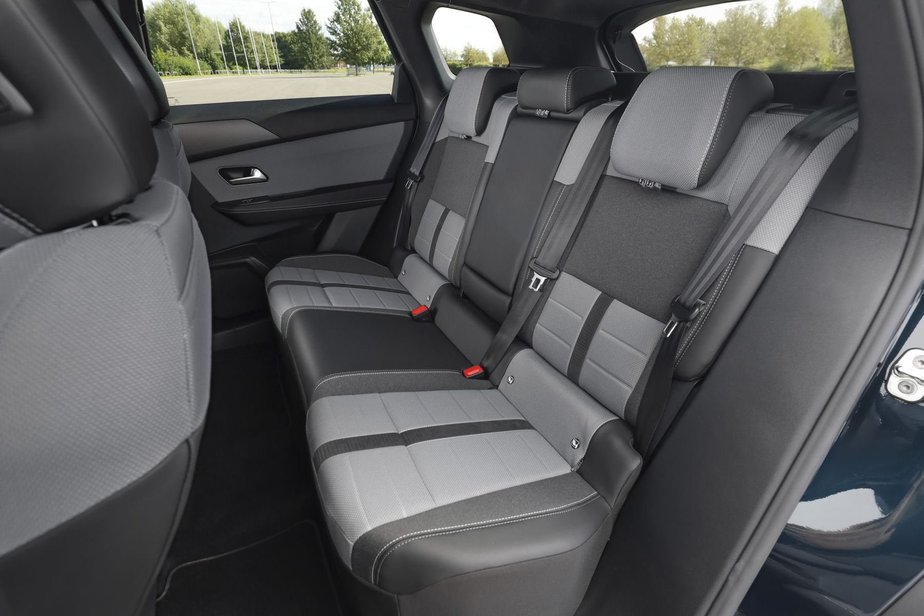 Desde el volante del Opel Grandland Híbrido, tecnología al alcance.