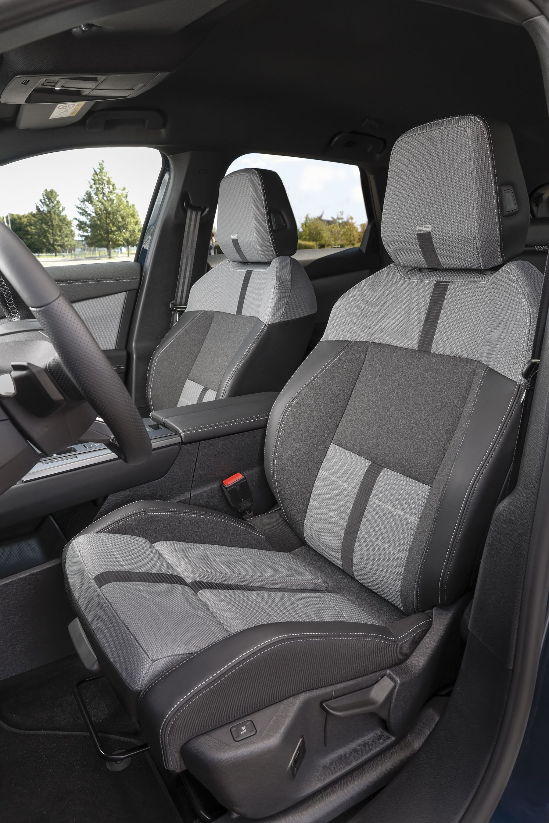 Interior del Opel Grandland Híbrido, enfocado en el diseño y comodidad.