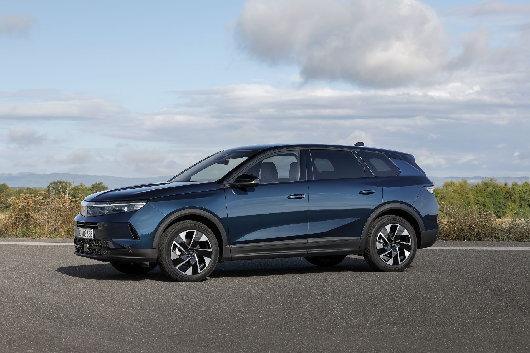 Vista lateral del Opel Grandland Híbrido, mostrando su diseño dinámico y moderno.