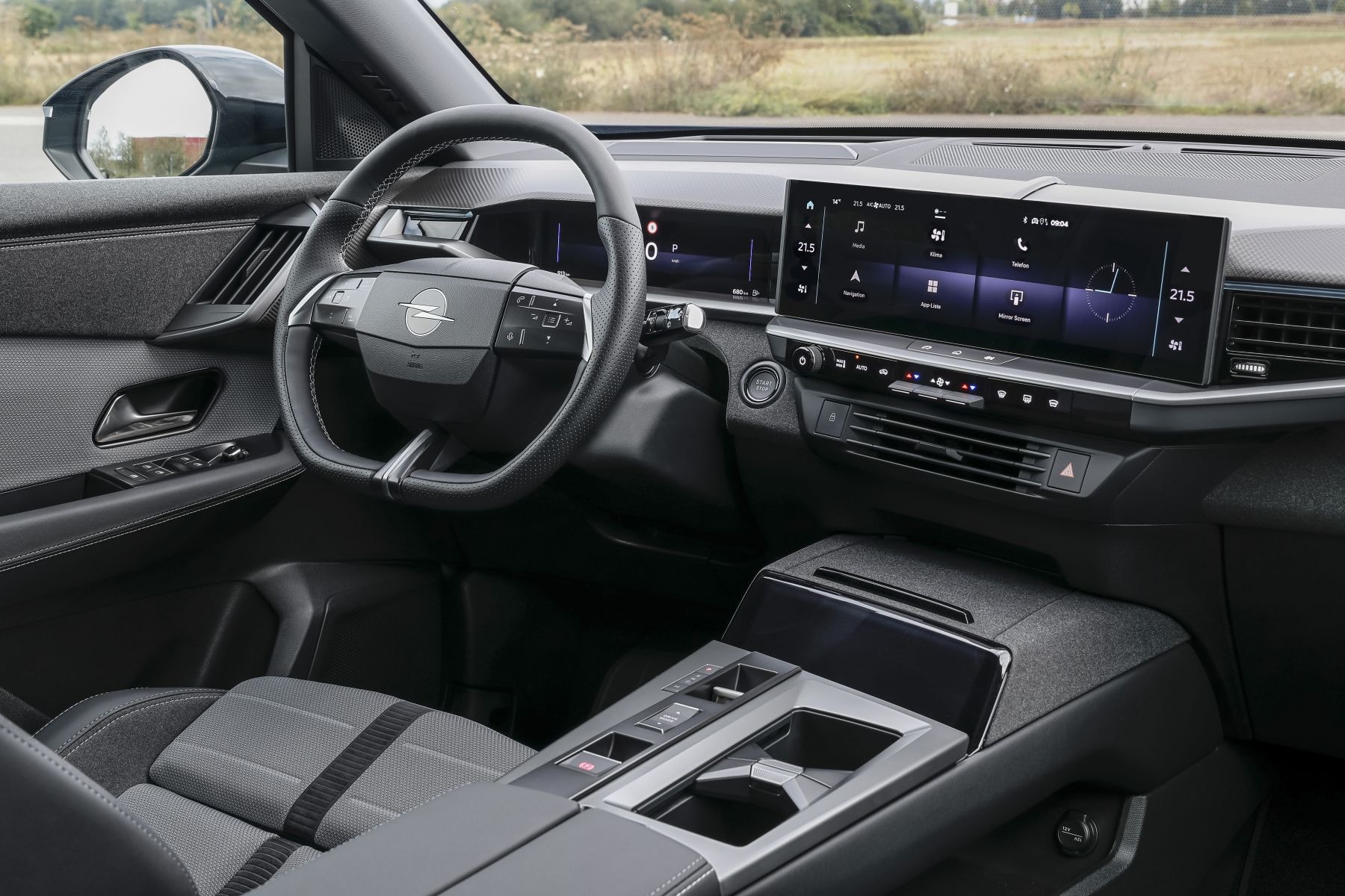 Perfil lateral del Opel Grandland Híbrido, destacando líneas elegantes.