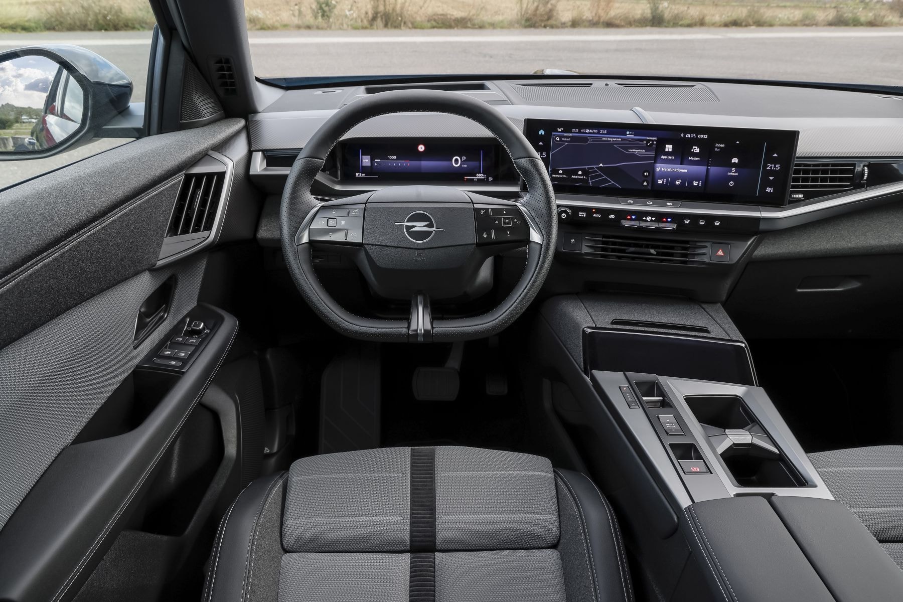 Vista trasera del Opel Grandland Híbrido, con detalles atractivos.