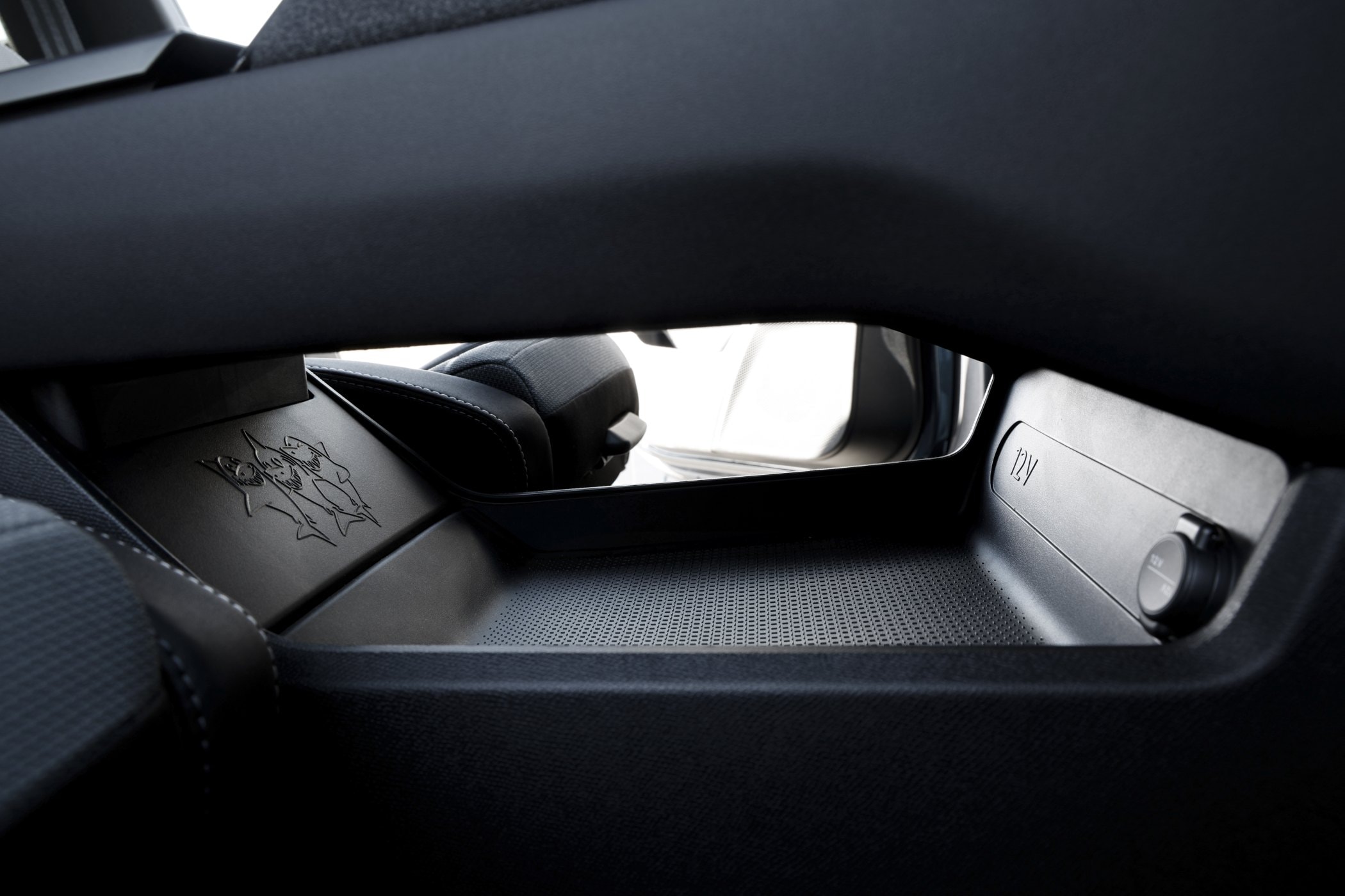 Vista del espacio de almacenamiento en el interior del Opel Grandland, ideal para objetos pequeños.