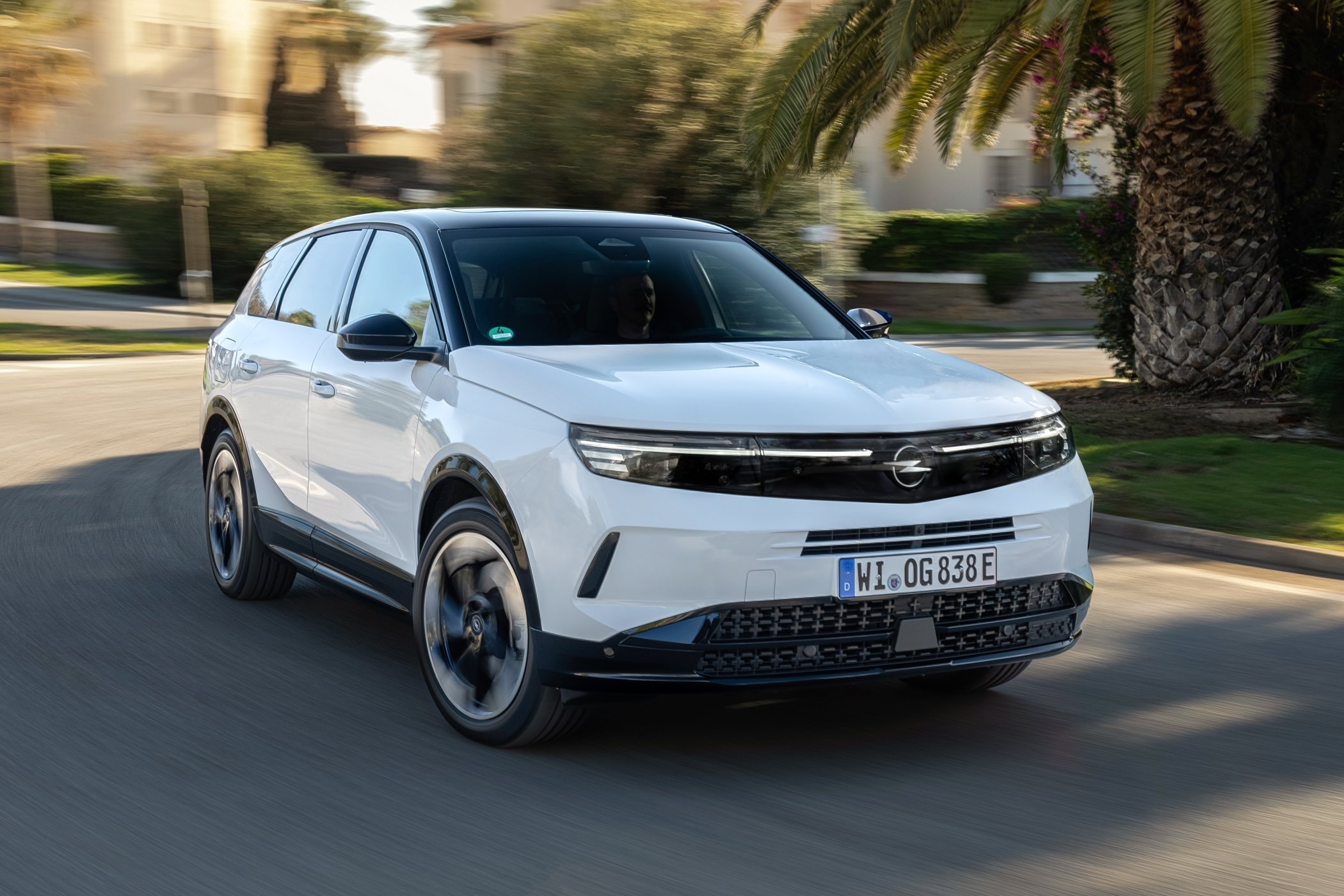 Costura y diseño elegante en detalles del salpicadero del Opel Grandland.