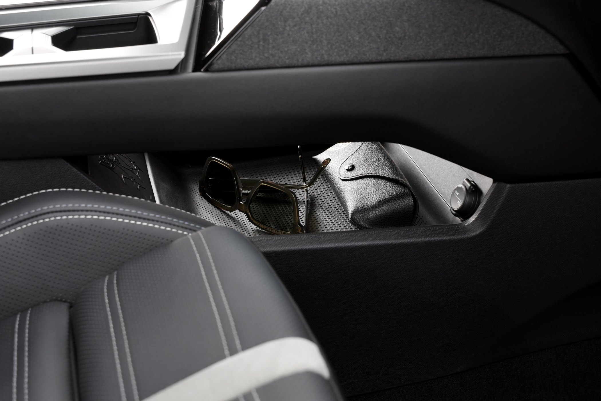 Vista detallada del espacio interior del Opel Grandland, mostrando calidad en los acabados.