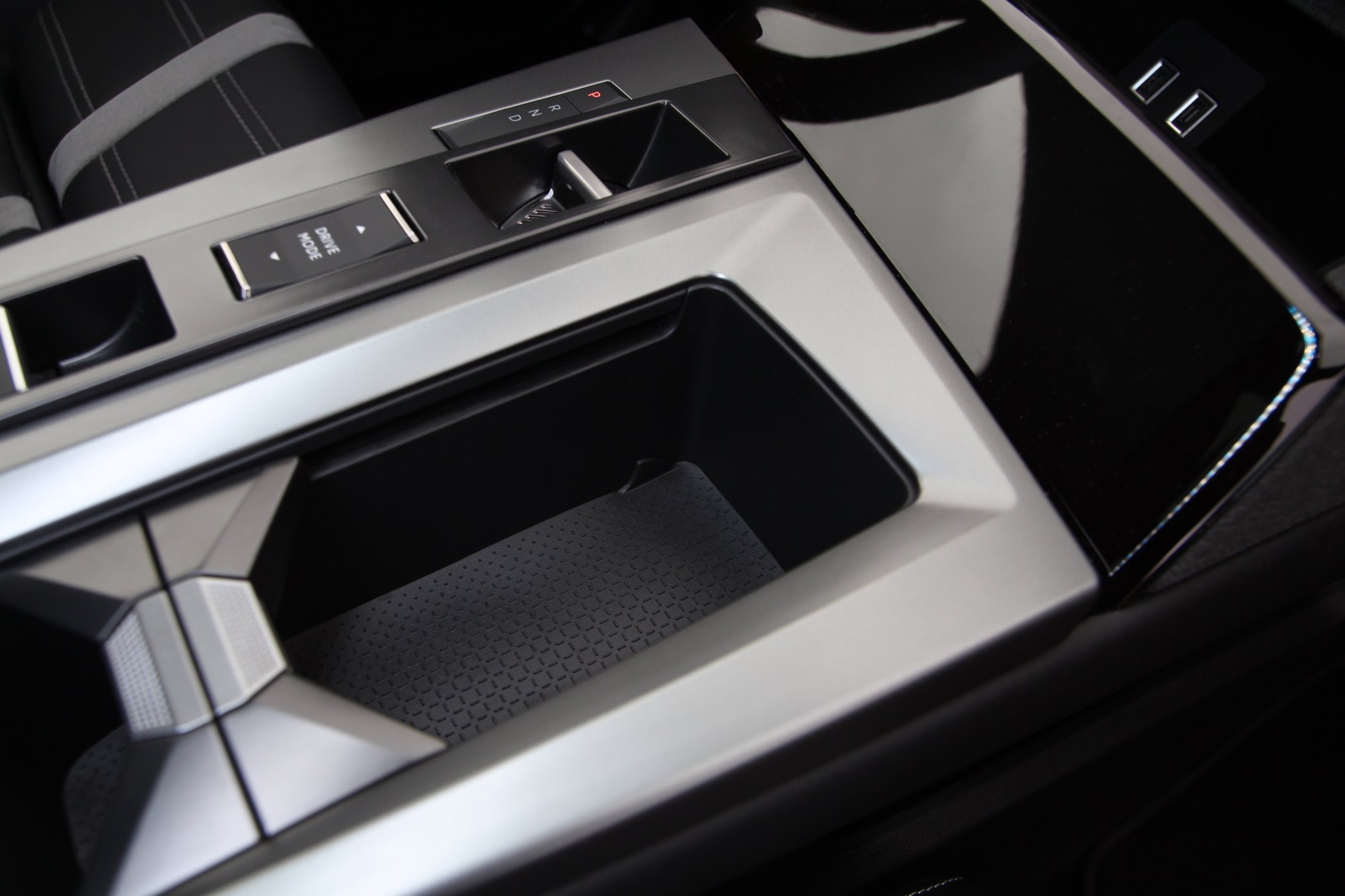 Detalle de un compartimento interior con diseño moderno y funcional.