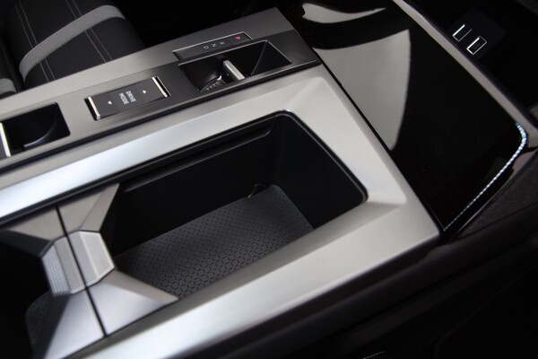 Detalle de un compartimento interior con diseño moderno y funcional. Detalle de un compartimento interior con diseño moderno y funcional.