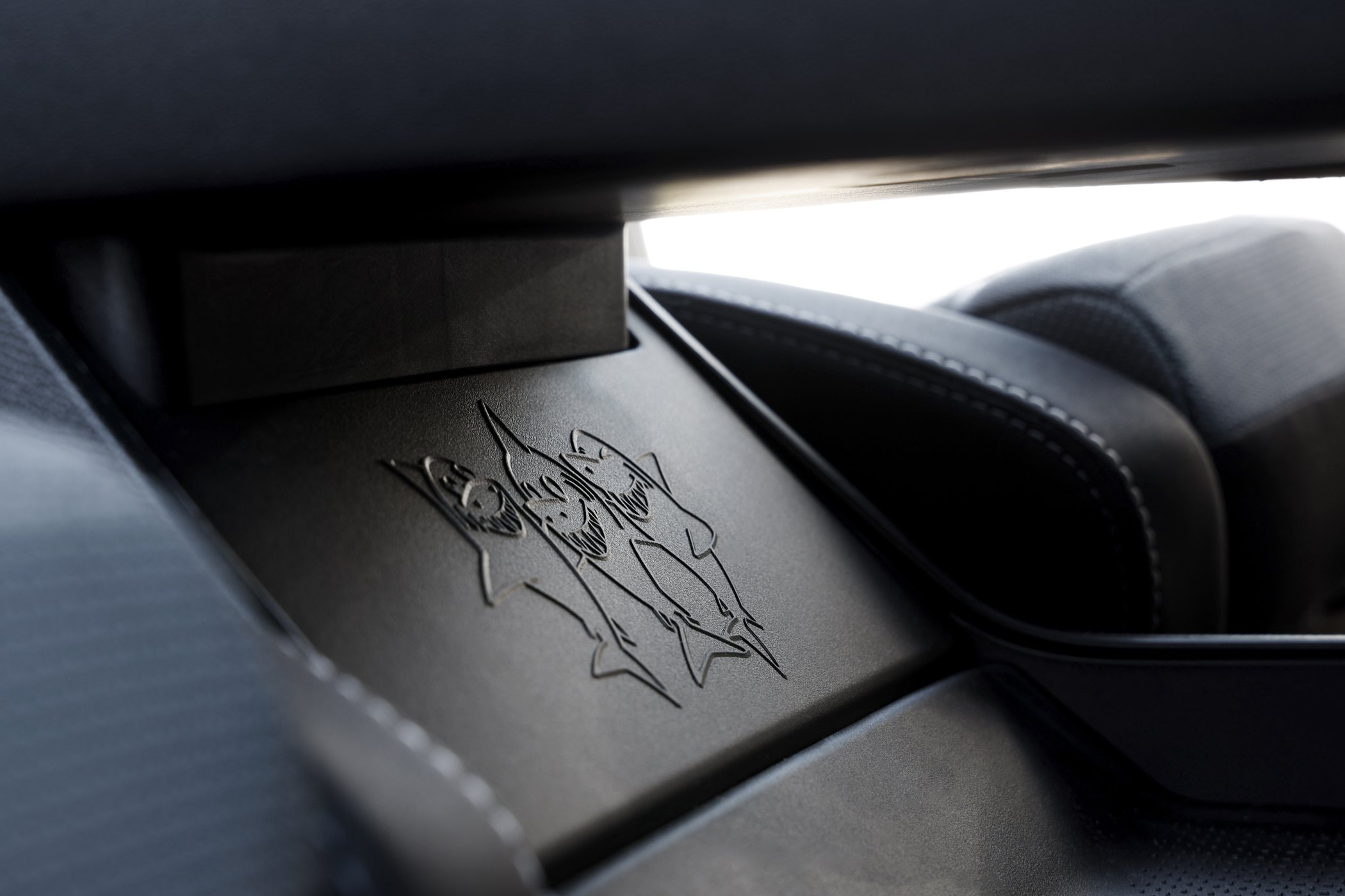 Enfoque en el logotipo de Opel, una seña de identidad del vehículo.