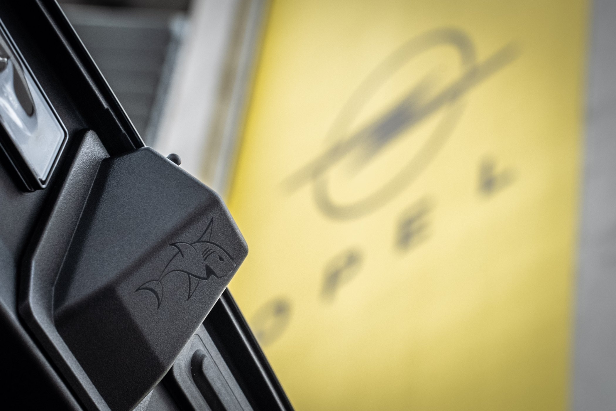 Vista lateral del Opel Grandland, resaltando su diseño robusto y elegante.