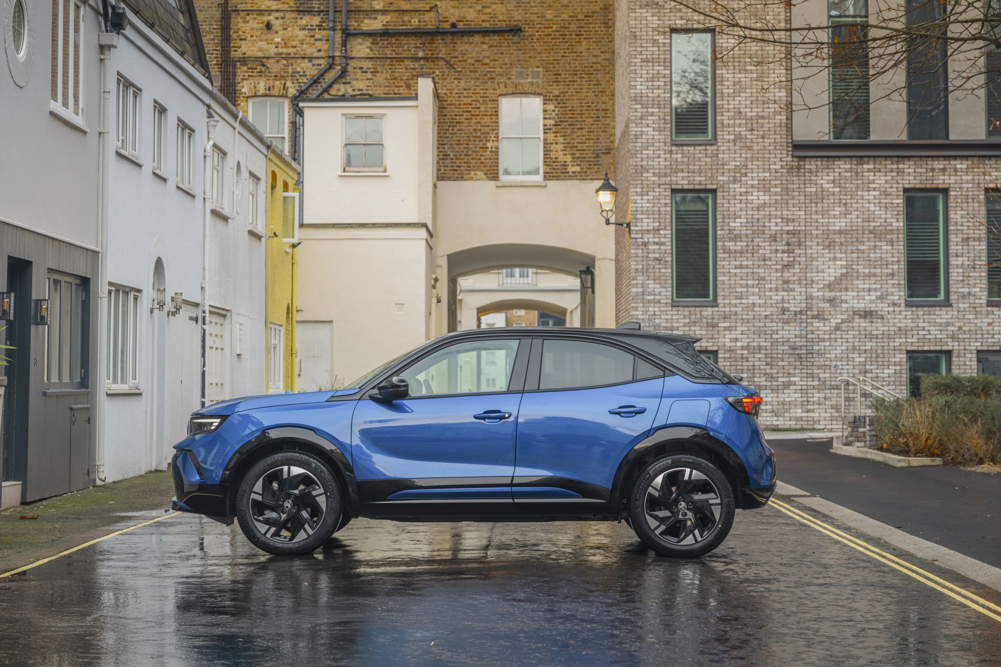 El Mokka-e listo para recargar su batería en un punto de carga.