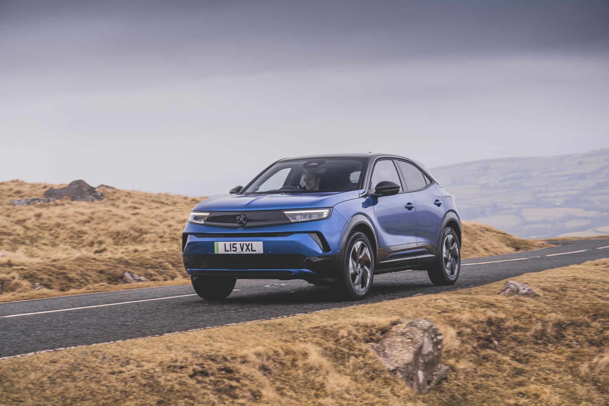 El Mokka-e enchufado en un entorno natural, ideal para viajes.