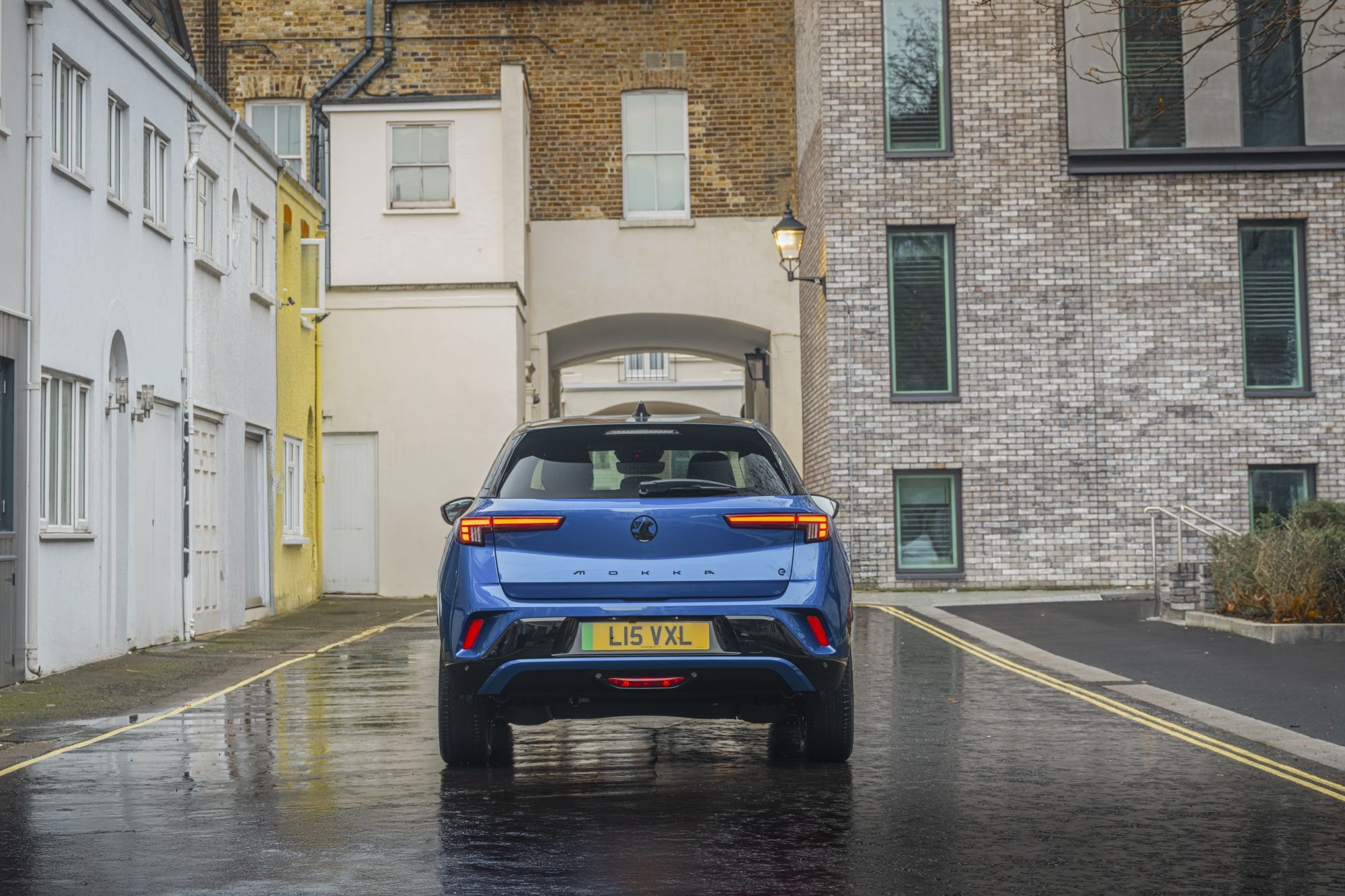 El Opel Mokka-e conectado a un punto de carga, cómodo y accesible.