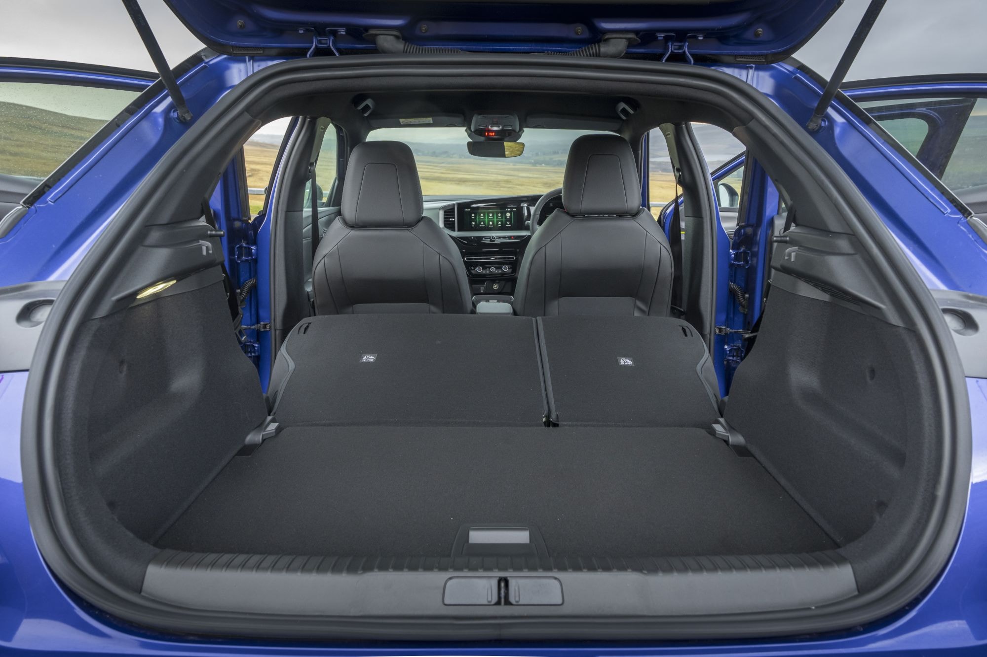 Diseño frontal del Opel Mokka-e que combina elegancia y eficiencia.