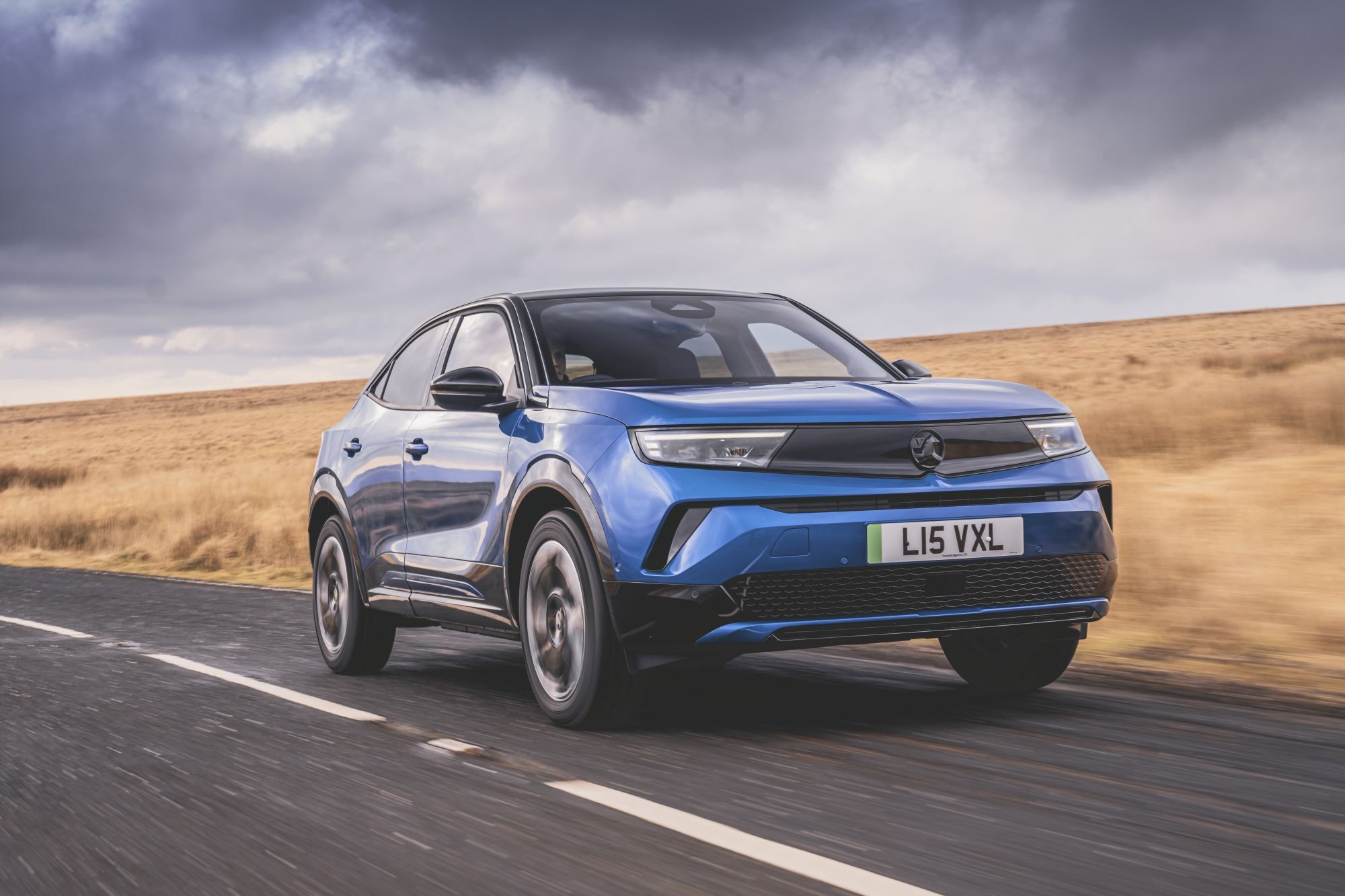 El Opel Mokka-e en movimiento, mostrando su impresionante parte frontal.