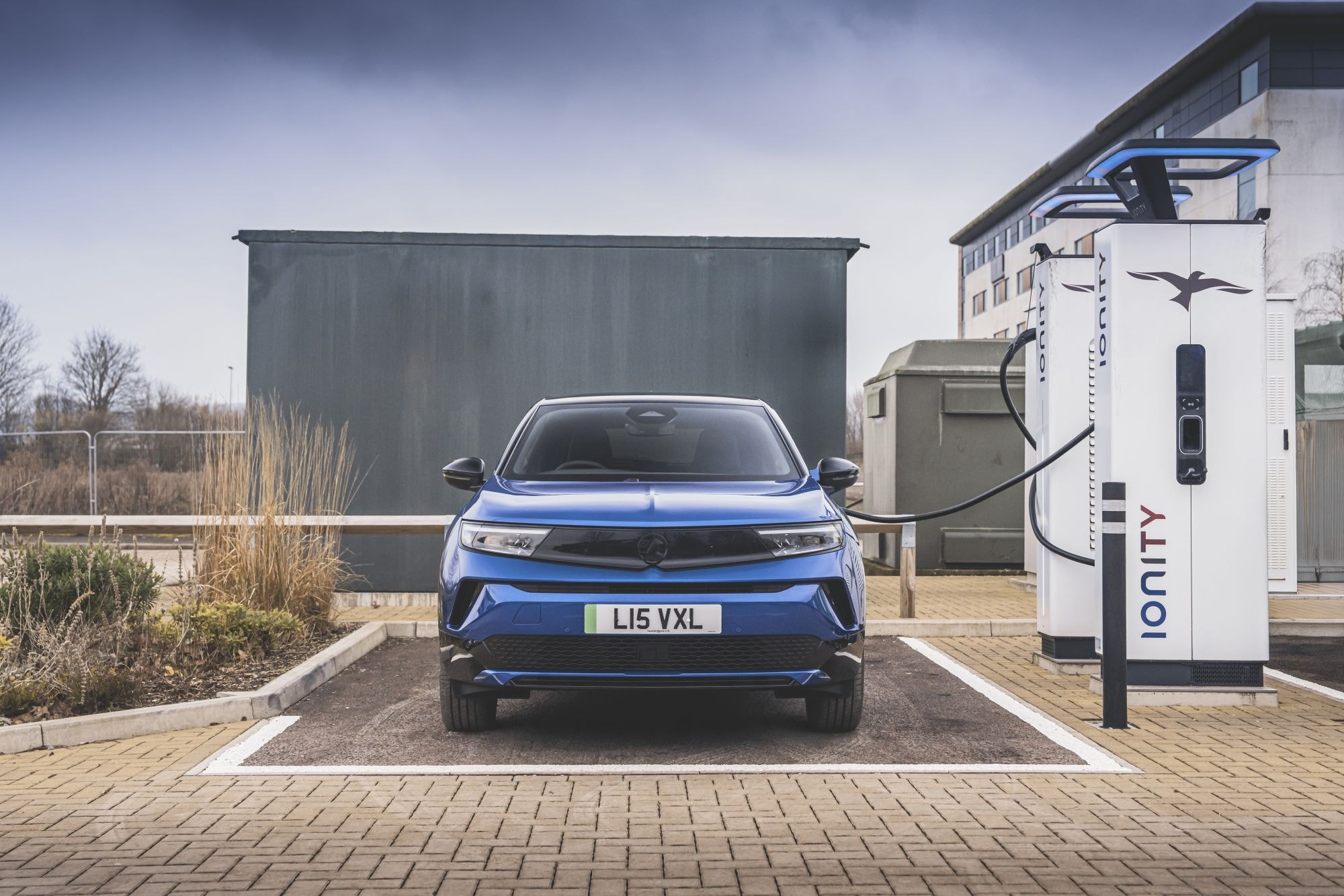 Vista frontal del Opel Mokka-e con un diseño moderno y elegante.
