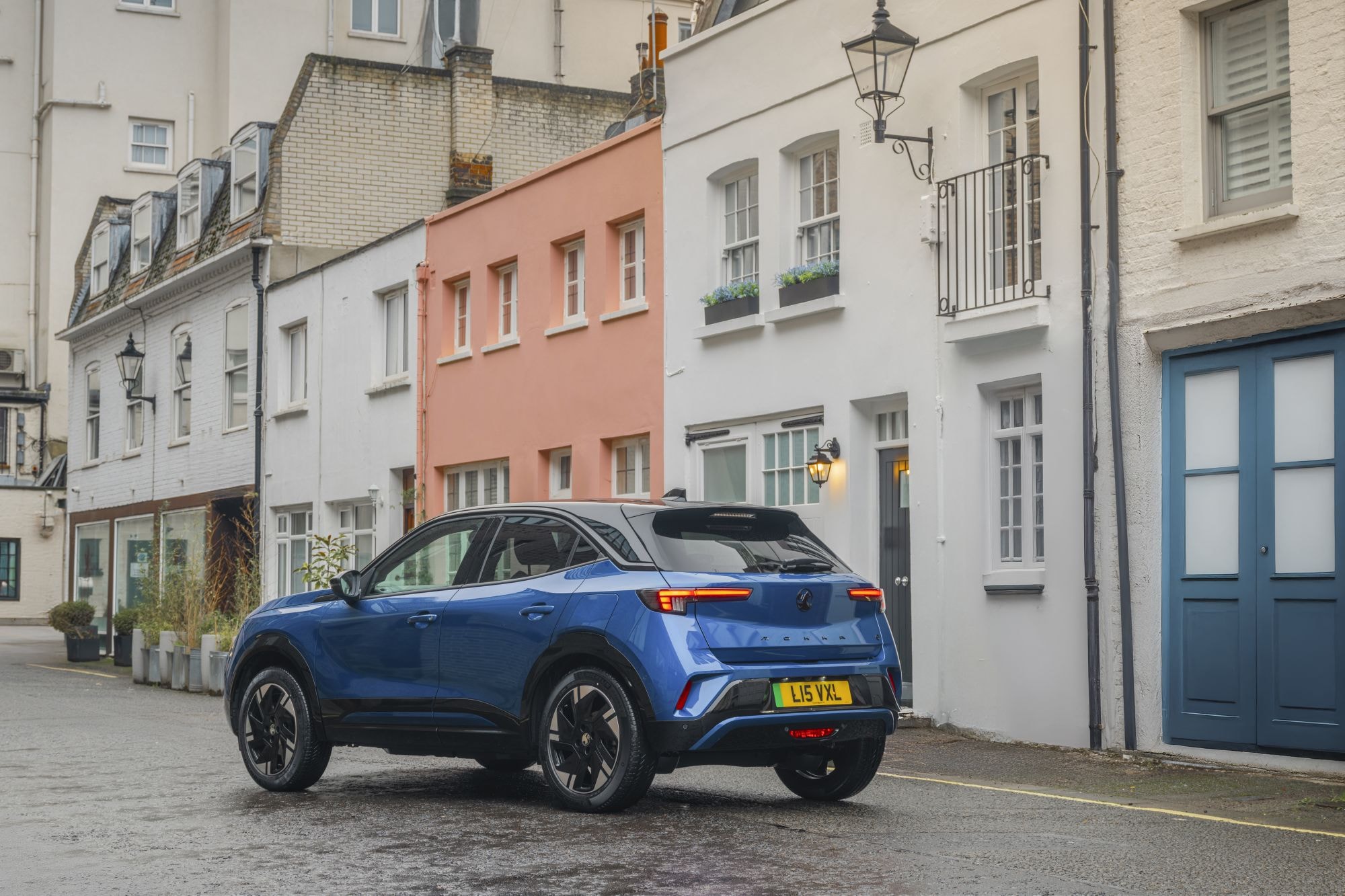 Vista lateral del Opel Mokka-e, destacando su diseño moderno.