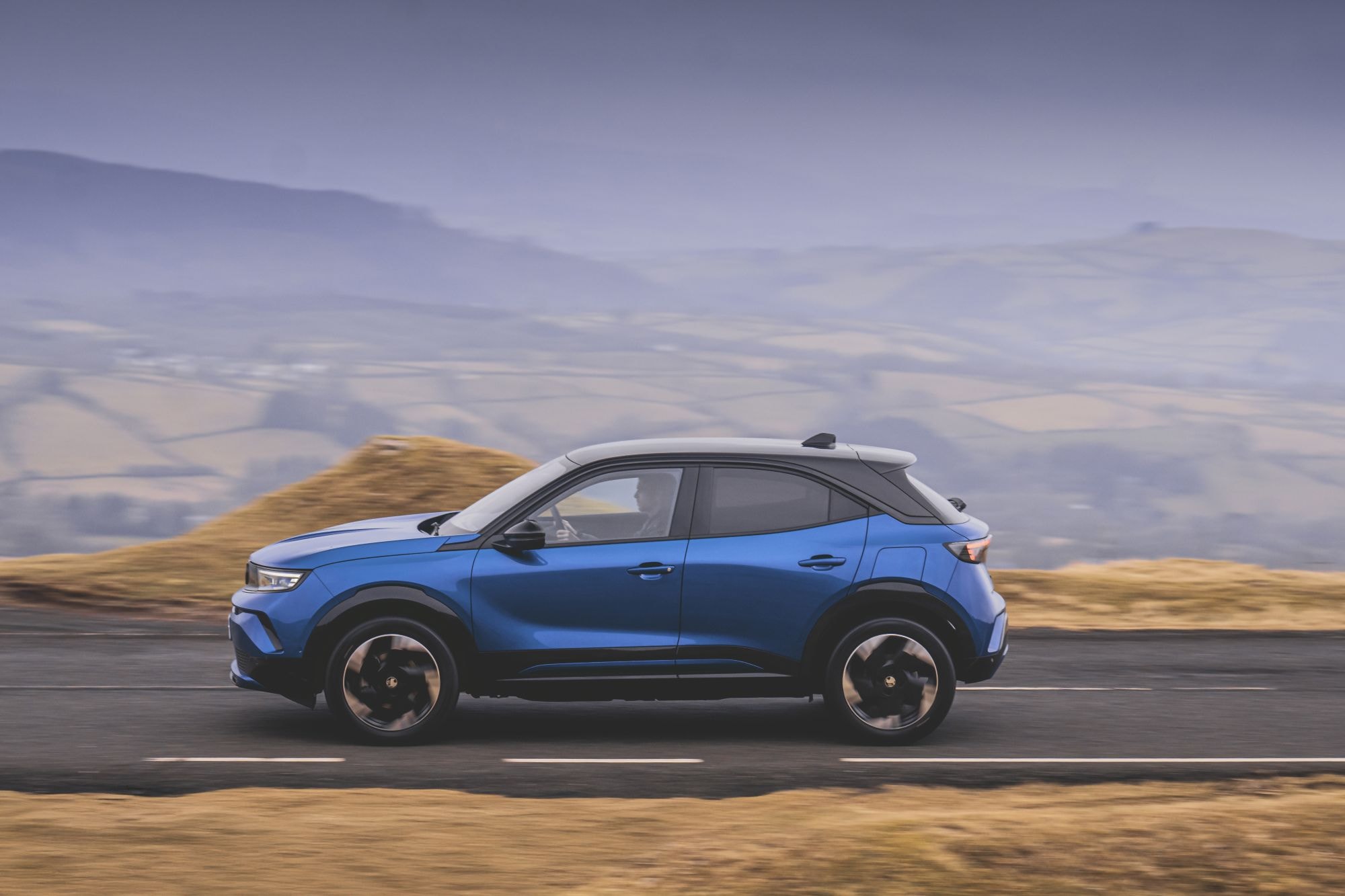 Vista lateral del Mokka-e, mostrando su diseño robusto en la ciudad.