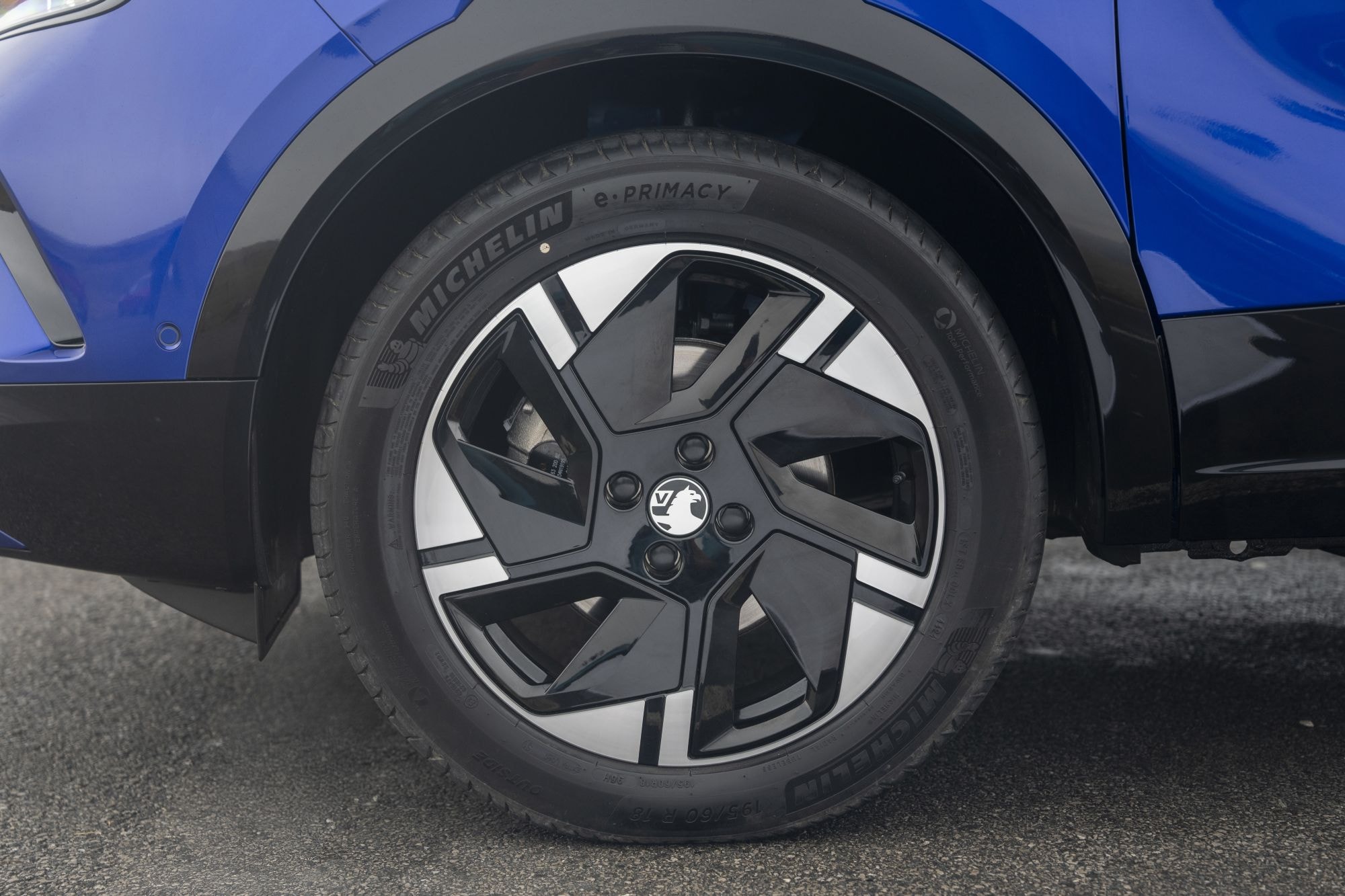 Detalle de la innovadora luz trasera del Opel Mokka-e, moderna y funcional.