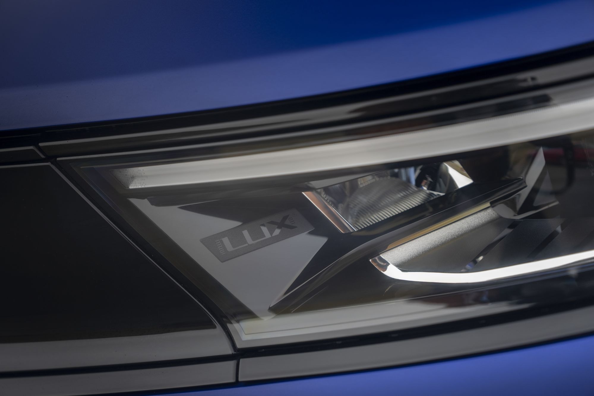 Maletero del Opel Mokka-e con asientos abatidos, perfecto para carga.