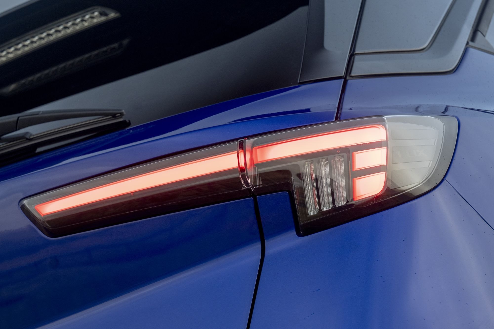 Espacioso maletero del Opel Mokka-e, ideal para escapadas de fin de semana.