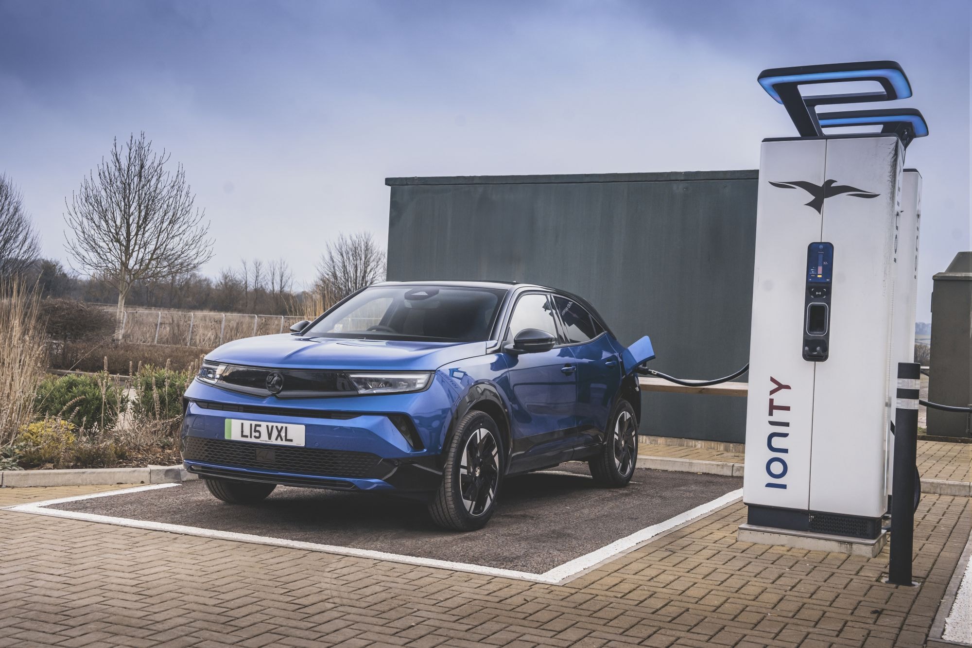 Vista trasera del Opel Mokka-e, destacando su estilo dinámico.