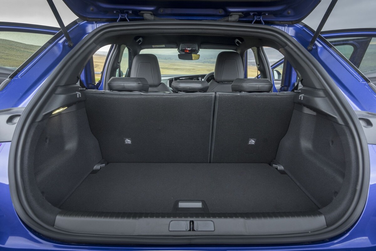 Vista trasera del Opel Mokka-e, destacando su diseño moderno. Vista trasera del Opel Mokka-e, destacando su diseño moderno.