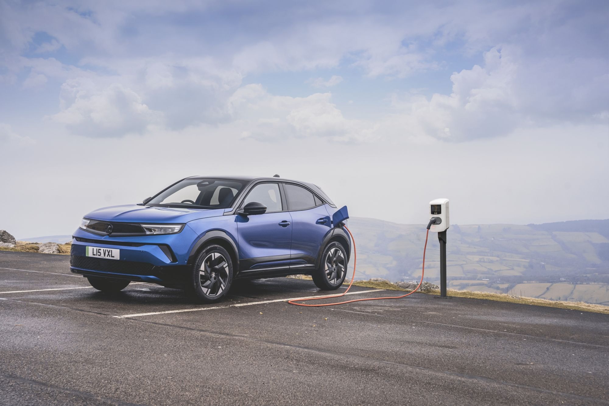 Vista trasera del Mokka-e en un entorno urbano, resaltando su elegancia.