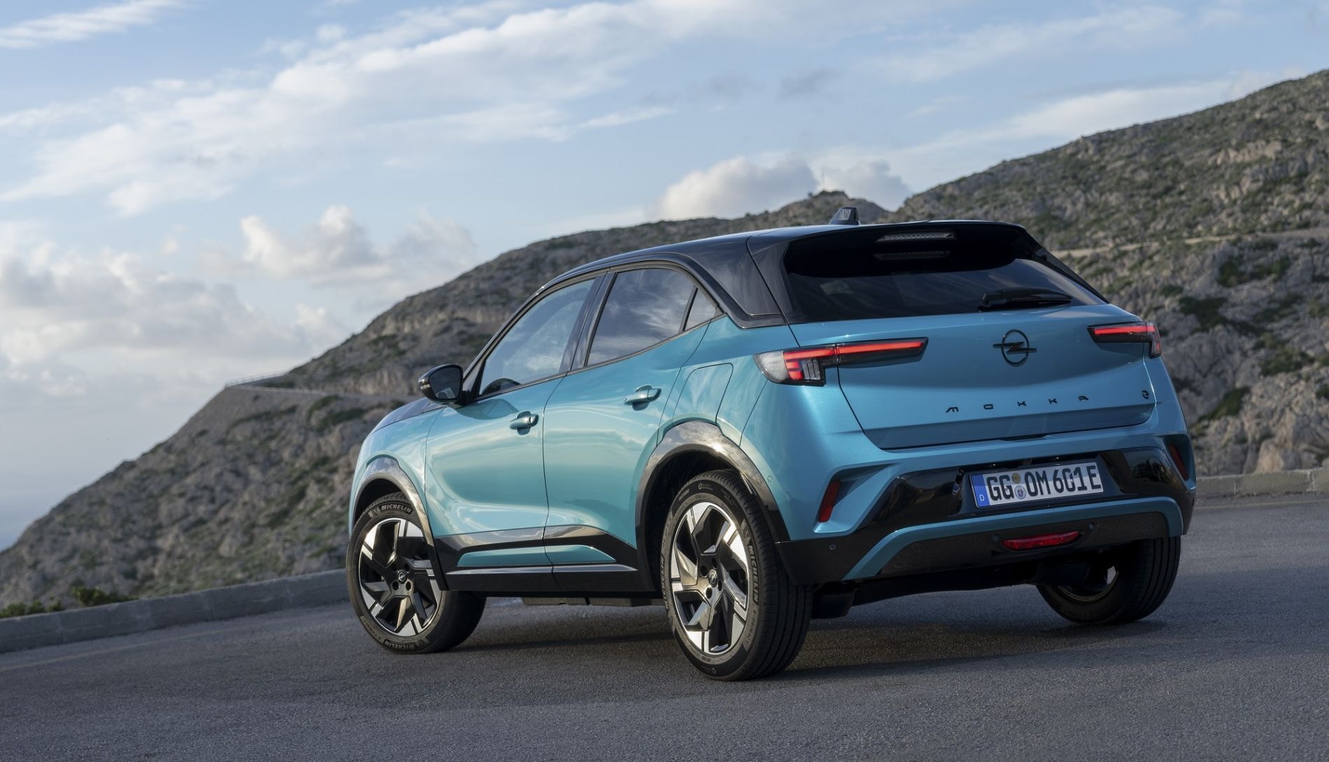 Vista trasera y lateral del Opel Mokka-e, combinando elegancia y deportividad.