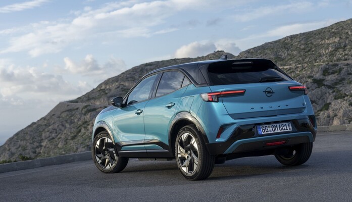 Vista trasera y lateral del Opel Mokka-e, combinando elegancia y deportividad. Vista trasera y lateral del Opel Mokka-e, combinando elegancia y deportividad.