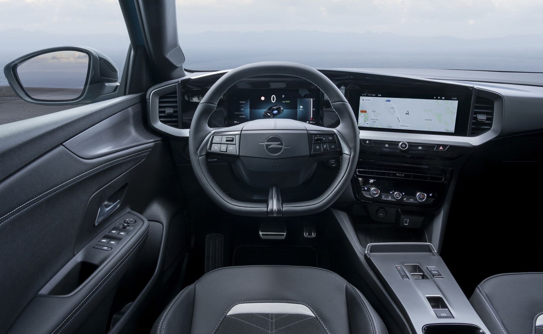 Vista trasera del Opel Mokka-e, mostrando sus líneas modernas y elegantes